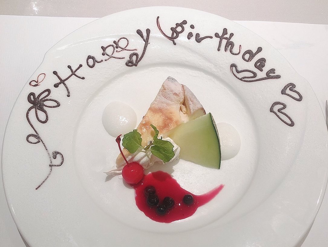 wakako0919's tweet photo. #お誕生日
#お祝い
#メッセージ
#たくさん
#ありがとうございました　
#感謝
#justymodels
#やまなし大使
#勝島和歌子
#美人友達
#一緒　に
#お食事
#ハンバーグ
#エビフライ
#洋食
#かぼちゃスープ
#サラダ
#チーズケーキ
#バースデープレート 
#とても美味しかった　
#zinkato さんの
#ワンピース https://t.co/GYbB5UQyy2