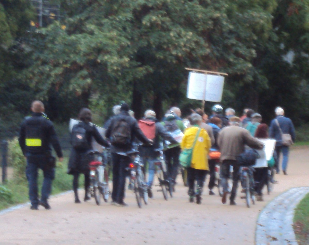 Nautilu40286557's tweet photo. #Querdenken #Querfront #Impfgegner #NodieBasis #RathausSchöneberg #b1909 
19:00 Rathaus Schöneberg Richtung Nollendorfplatz:
Heute zum 16. Mal, die potentiell rechtsoffene, verschwörungsideologisch motivierte Impfgegner-Demo. Heute nur 20 Teilnehmer, Ü40, viel "dieBasis". https://t.co/I21lbYX3Eb