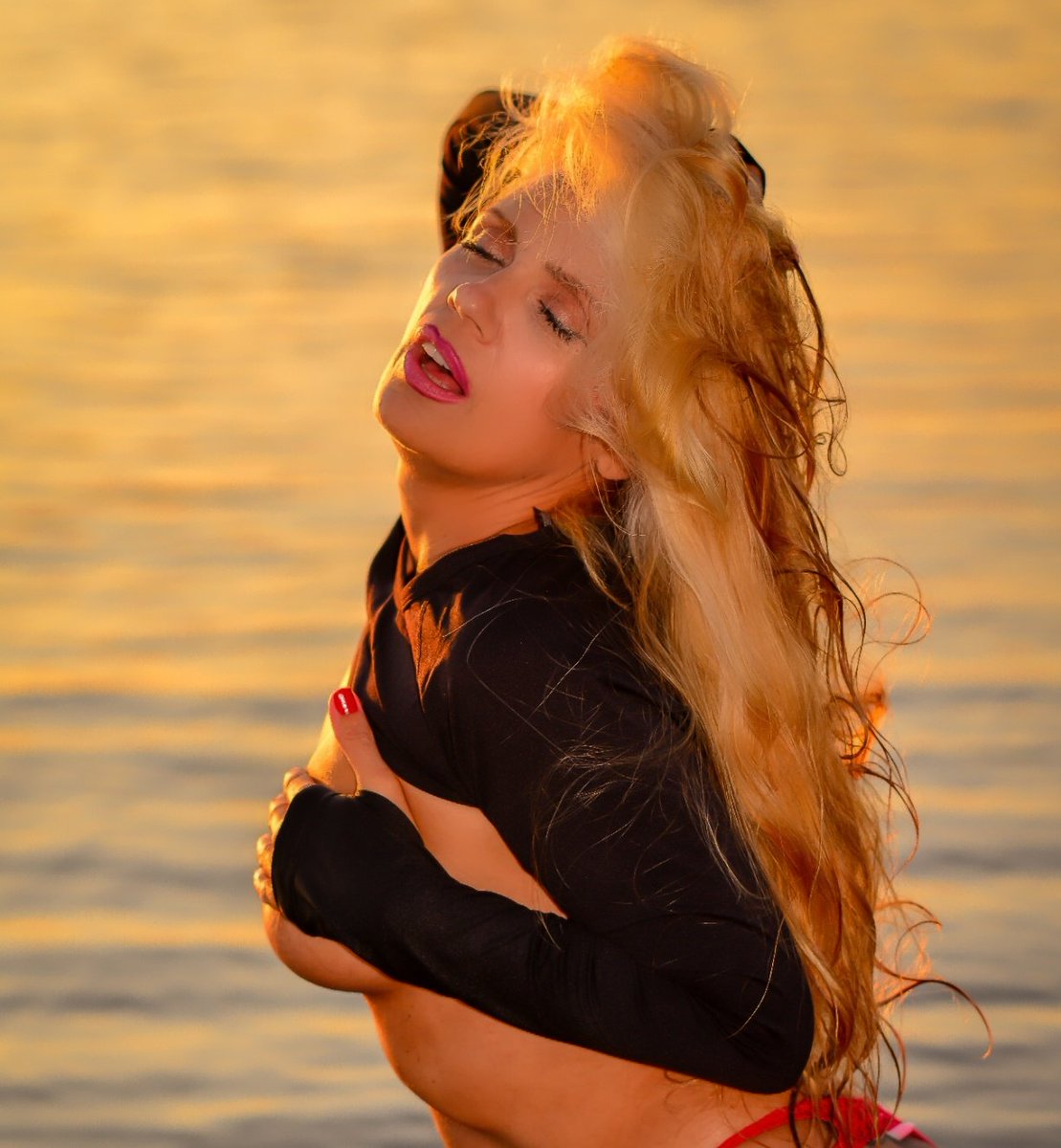 debramstephens's tweet photo. Cum on over to Fansly new set of pictures #uncencored taken on Manitoulun Island #Ontario 
https://t.co/0x9oA9pmEK https://t.co/8wbM2rXaZr