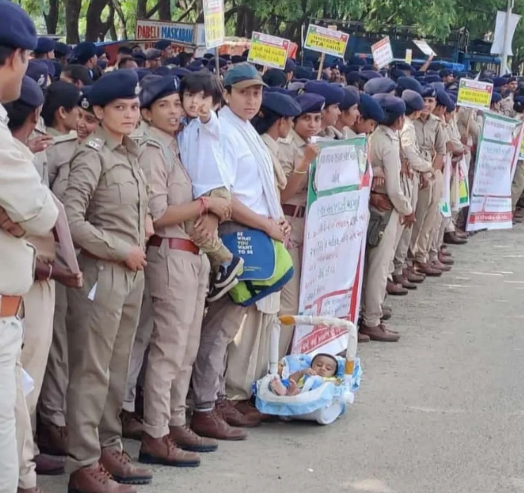 લાચારી તો જુઓ .... ગુજરાત સરકારના હાલ અલગ અલગ 31 ડિપાર્ટમેન્ટના ભણેલા સરકારી કર્મચારી અભણ નેતાઓ પાસે પોતાના હક માટે ભીખ માંગી રહ્યા છે ...😑