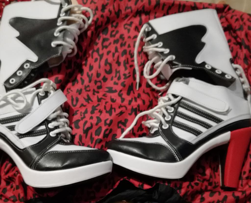 SandrineGregor1's tweet photo. Enfin u les bottes de Harley Quinn dans suicide quad 1. https://t.co/RcBonf0RgL