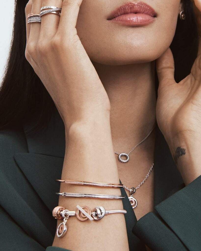 Enchantress_Co's tweet image. Made you look. Express your individuality with Pandora Signature stacks in mixed metal finishes. All eyes will be on you. 👀 #PandoraSignature #PandoraBangle