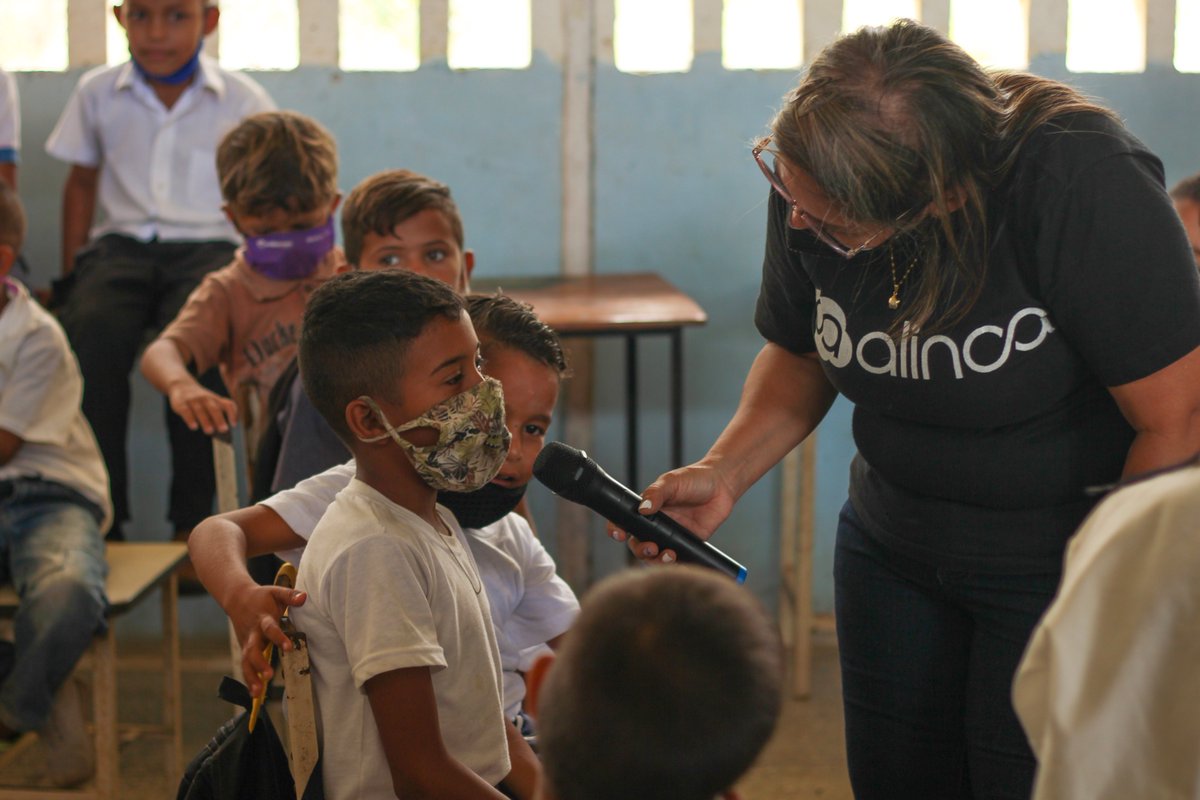 AlincaVzla's tweet photo. En la escuela Florencio O’leary fue realizada junto con fundación Manito de Dios y el programa ASH una jornada integral de tamizaje y desparasitación a los NNA https://t.co/sHilChJBUt