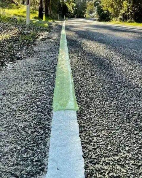 بعد اكمال المجاري وتبليط الشوارع ومحطات معالجة الصرف الصحي بلدية المحاويل تستخدم طلاء مضيء لاضاءة خطوط الشوارع ليلاً