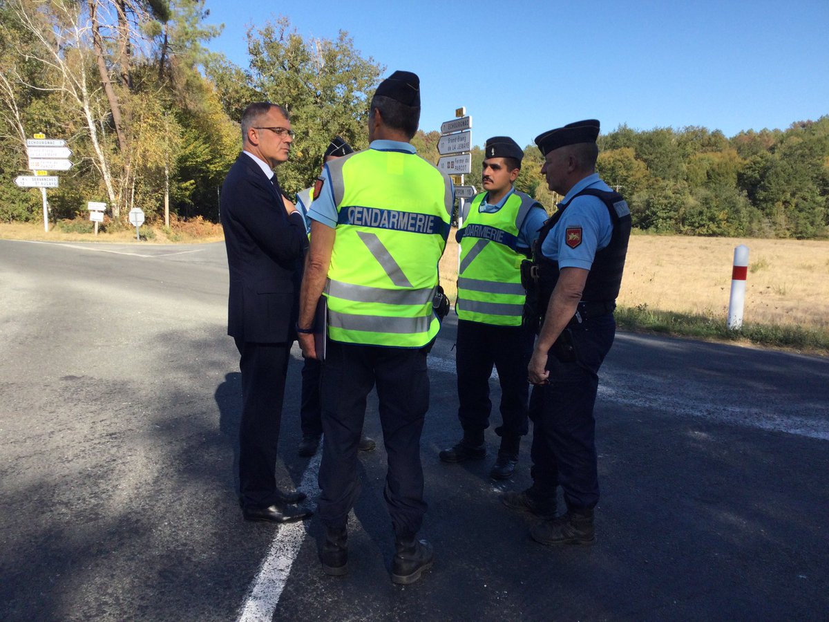 #incendie Monsieur le préfet s’est rendu cet après-midi à la caserne de #gendarmerie de La Roche-Chalais dans le cadre du dispositif mis en place pour appréhender le ou les auteurs des feux de forêts du secteur. 
☹️ On déplore 50 départs de feux depuis début août.