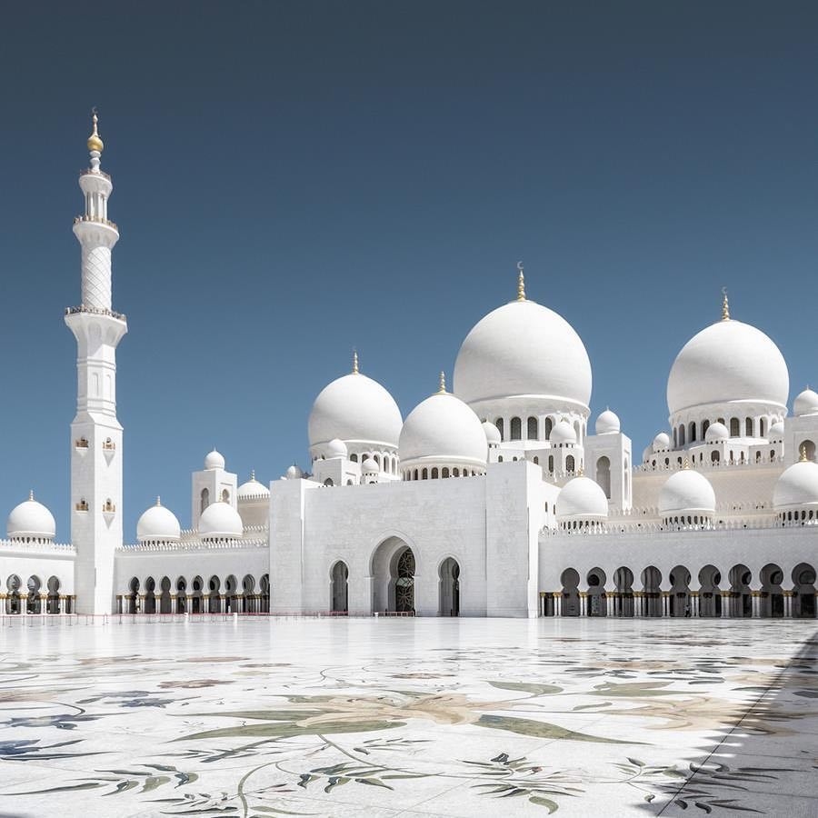 Sheikh Zayed Grand Mosque, Abu Dhabi 🇦🇪

> The largest mosque in country, it's key place of worship for daily prayers, located in capital city of UAE, Abu Dhabi

> Main axis of bldg. is rotated about 12° south of true west, aligning it in direction of Kaaba in Mecca, Saudi Arabia