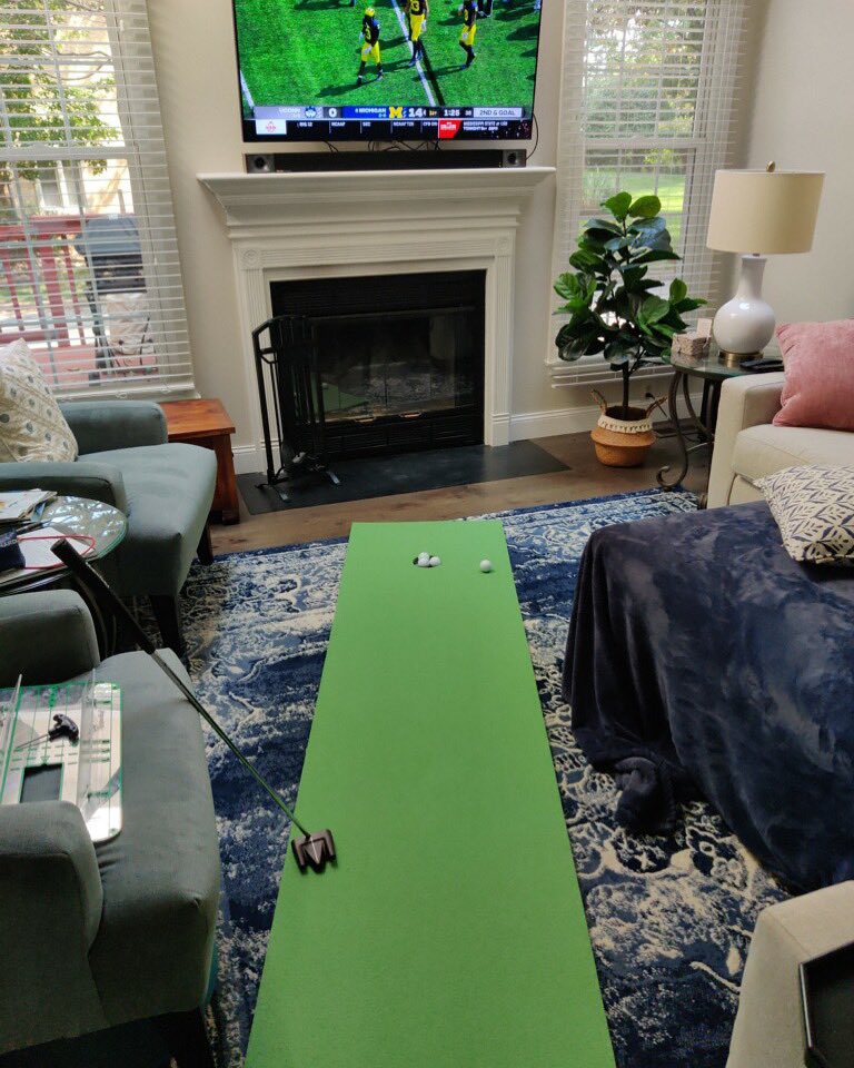 Indoor putting practice no matter the day, time, or weather, with the @Make_putt ⛳️ 🏆#makefieldputters #makefieldputter #makefield #makeputt #golf #golfswing #golflife #golflove #golfer #golfcourse #golfpro #golfprofessional #putter #putterjawn #puttingpractice #phillygolf