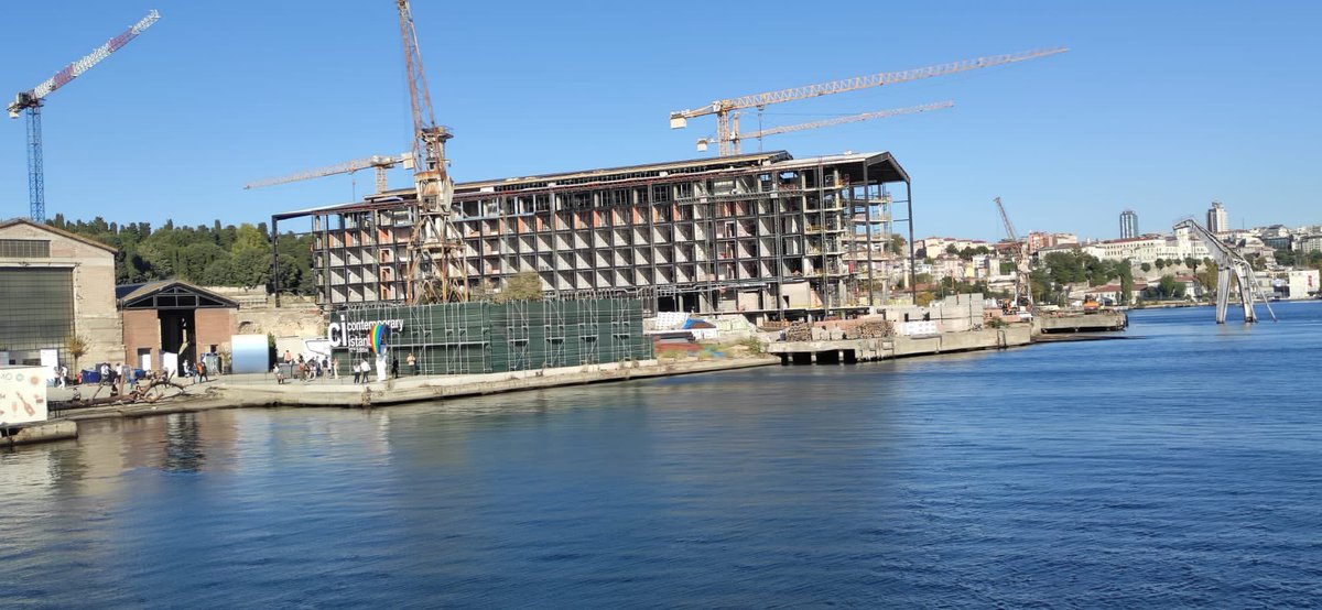 gök kafes boğazın bağrına saplanmıştı, bu sekiz katlı beton yığını da haliç’in bağrına saplanmak üzere.

istanbullular şehrimizin siluetini  bozan telafisi olanaksız bu çirkinliğe asla izin vermemeli.