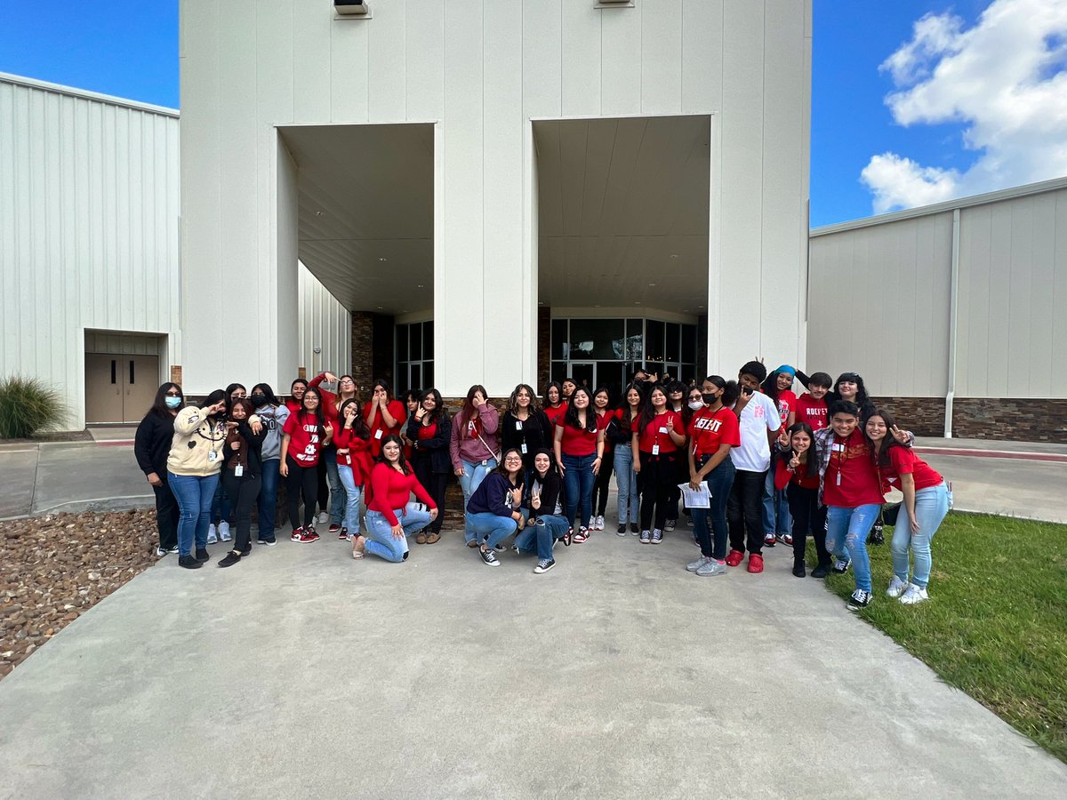 mshendersonfcs's tweet photo. I think the theme for our chapter this year should be big group, big personalities! @Mac9_AISD @AldineCTE @TexasFCCLA #txfccla #fallleadership2022 https://t.co/etgIJi54wf