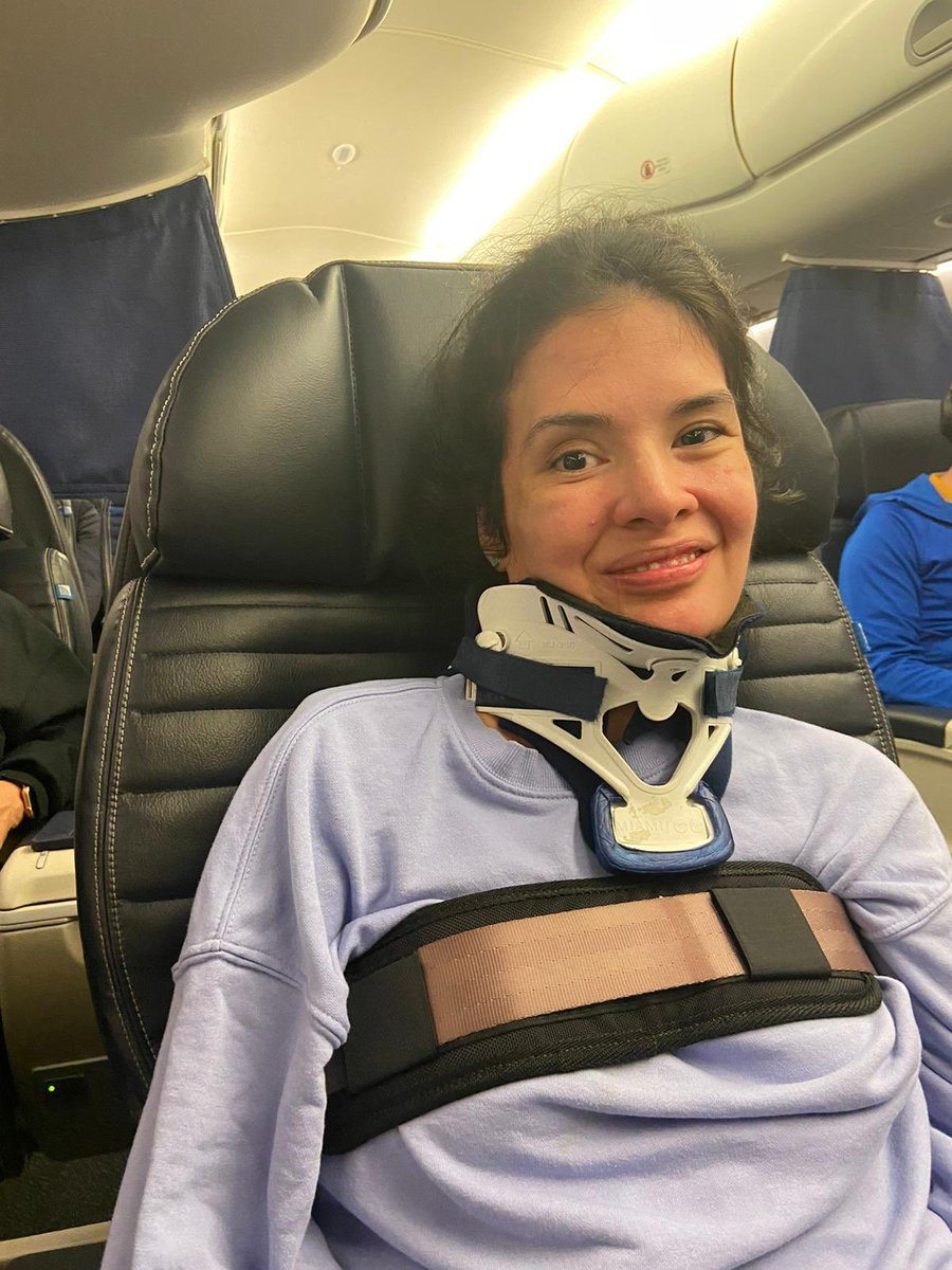 HerALSStory's tweet photo. Viajando con ELA/ALS
No tan fácil... Después de embarcar al avión como muñeca de trapo jijiji Acomodarme en el asiento con collarín y un cinturonaso en el pecho y un SHOTASO de vodka... FELIZ VUELO
#alsgang #heralsstory
#talkalstome
#ThislsMyALS #wildinwi #haswellnessweekend https://t.co/WiyxbQbAju
