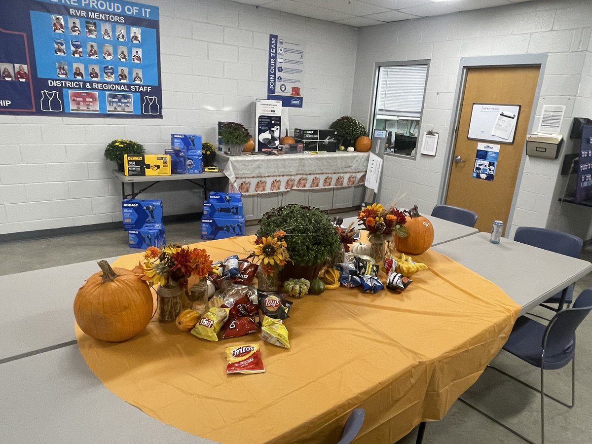 Rmh1987Rodney's tweet photo. Ready for Merch Monday at 588 @mickm142 @BlueBoxR1 @JBBailey9 #lowes588 https://t.co/o95BHODpe9