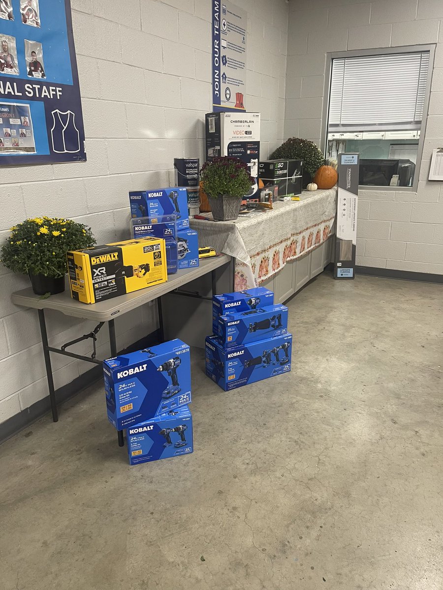 Rmh1987Rodney's tweet photo. Ready for Merch Monday at 588 @mickm142 @BlueBoxR1 @JBBailey9 #lowes588 https://t.co/o95BHODpe9