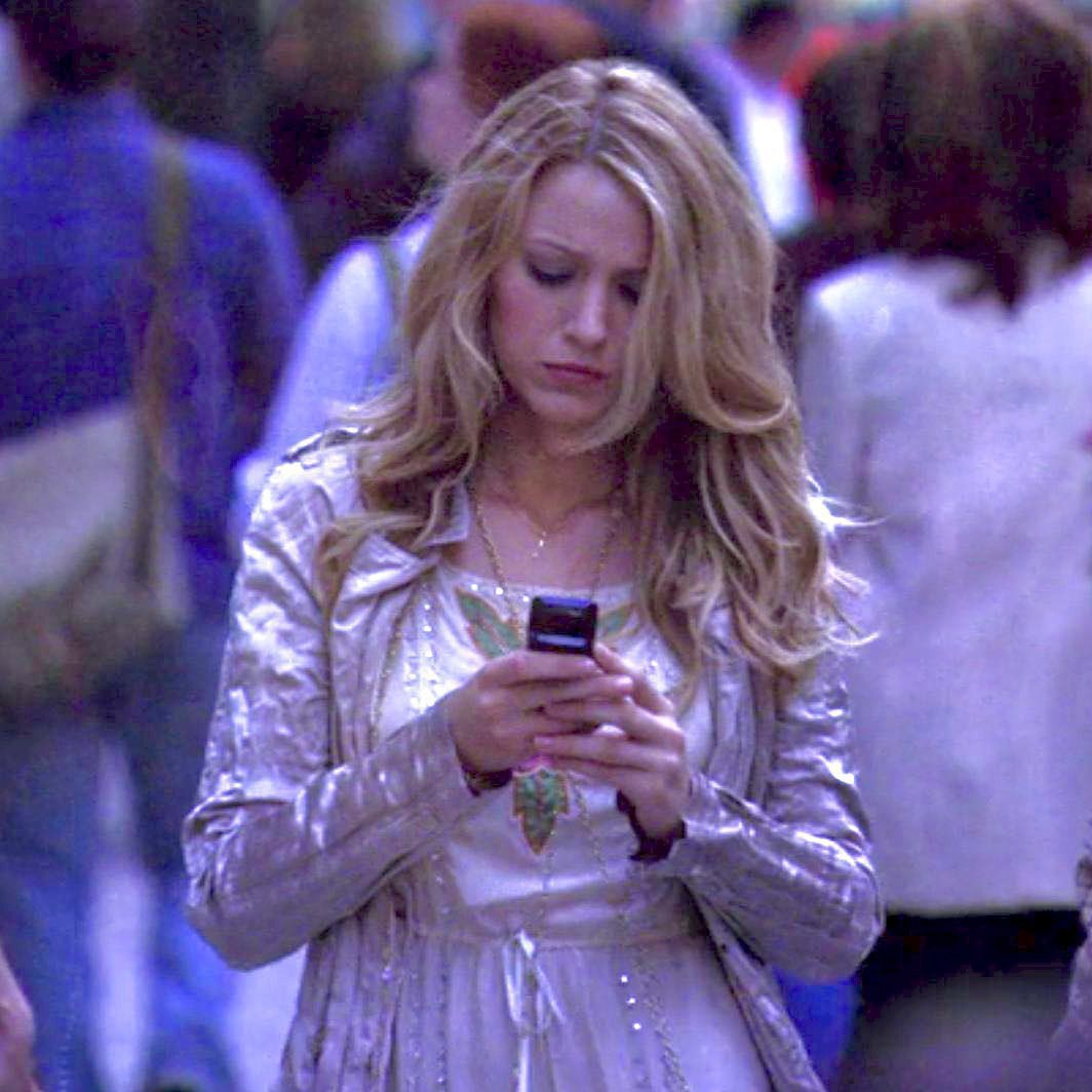 tracklist's tweet photo. O conceito de jogar o celular no lixo ao invés de apagar a foto 🗣

🎥: Há 15 anos, “Gossip Girl” era lançada. https://t.co/l926WzvCly