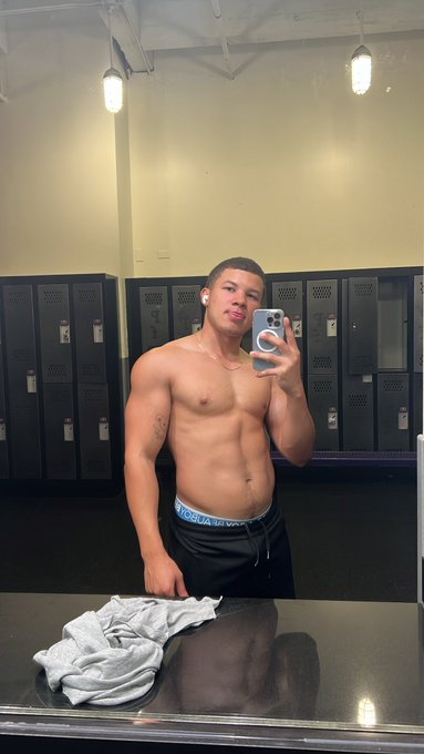 she's doing core ladiesss https://t.co/YvL7iQEQdv