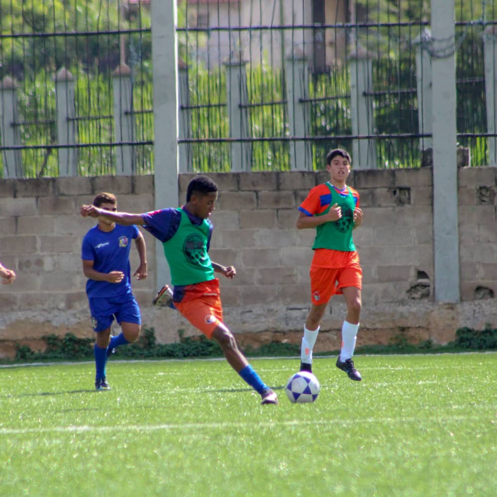 PariaSport's tweet photo. El pasado viernes disputamos nuestros primeros partidos amistosos de las categorías sub-17, sub-15 y sub-13 como preparación a la temporada 2022-2023 frente a @AtleticoVzla 

#Amistoso #FutbolEnCaracas #Fútbol #VamosPariaSport #SomosPariaSport https://t.co/M210GTIxjm