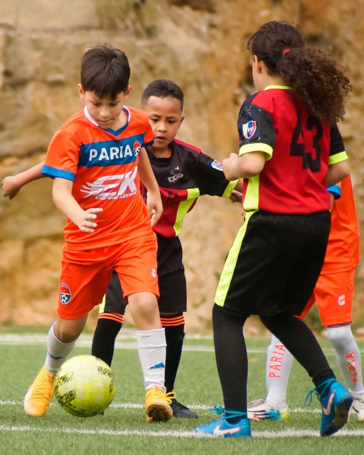 PariaSport's tweet photo. Nuestras categorías sub-7, sub-9 y sub-11 también vieron acción en sus primeros amistosos de la Temporada 2022-2023 en el #CDPariasport 

#Amistoso #SomosPariaSport #CentroDeportivo #CanchasEnCaracas #Fútbol https://t.co/keEBvUjOeq