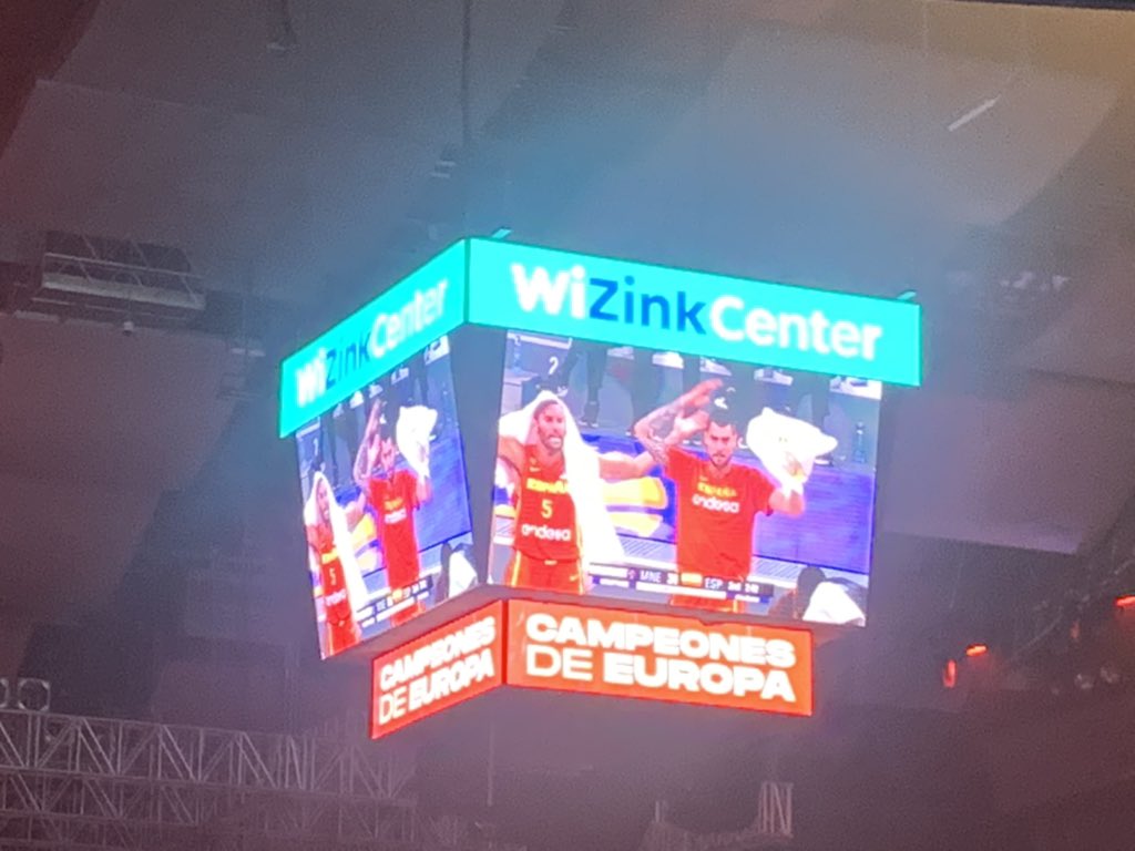 Loris_81's tweet photo. Esperando a los campeones en @WiZinkCenter https://t.co/NiUHTmrqnY