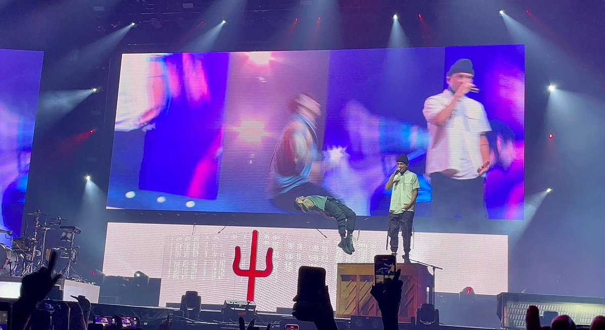 starboycesar's tweet photo. @MariaValeria13 @twentyonepilots @joshuadun @tylerrjoseph #icytoursf https://t.co/gAafS3KAtJ