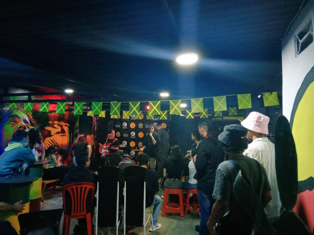 laselvamusical's tweet photo. Fotos de lo que fue su presentación en el #LITTLESHOW en #rastaburguer  #BadBunny #laselvamusical #carabobo #isabelica https://t.co/JOfU8tqozm