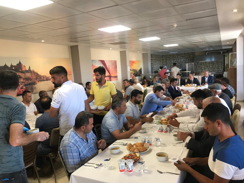 omerli_Kaymakam's tweet photo. Kaymakamımız Sayın Kerem TÜRKER ilçe protokolünün de katılımıyla 19 Eylül Gaziler Günü münasebetiyle gerçekleştirilen çelenk sunma törenine katılmış, şehit ve gazi ailelerimiz onuruna düzenlenen yemek programında şehit ve gazilerimizin aileleriyle sohbet gerçekleştirmişlerdir. https://t.co/gVCHjPJOky
