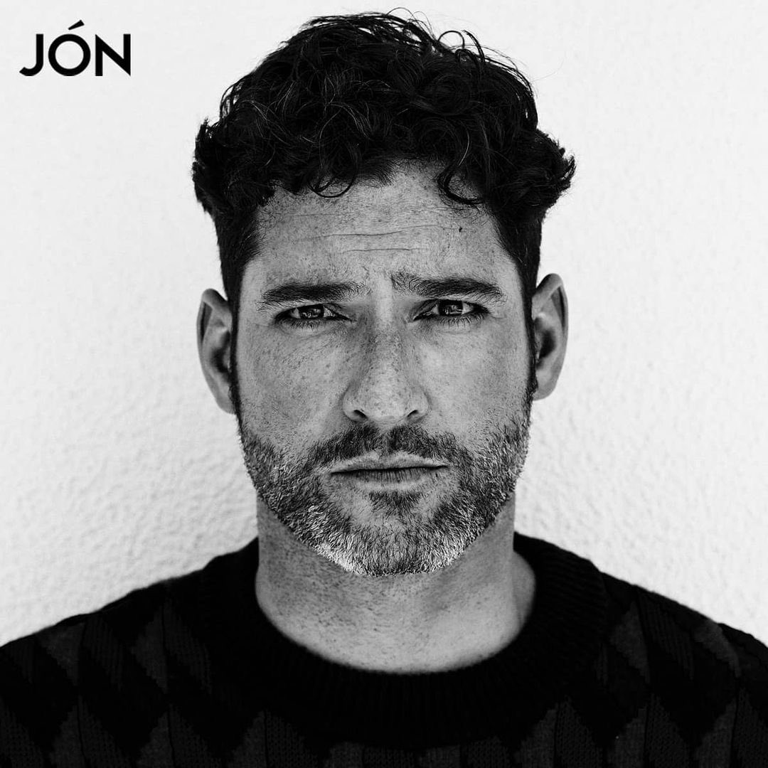 fee878's tweet photo. Will we get that look at #SOHC ??? 

Lord help me!!!!!!!! 

📷 #Jonmagazine #TomEllis https://t.co/8AmT5dhnYt