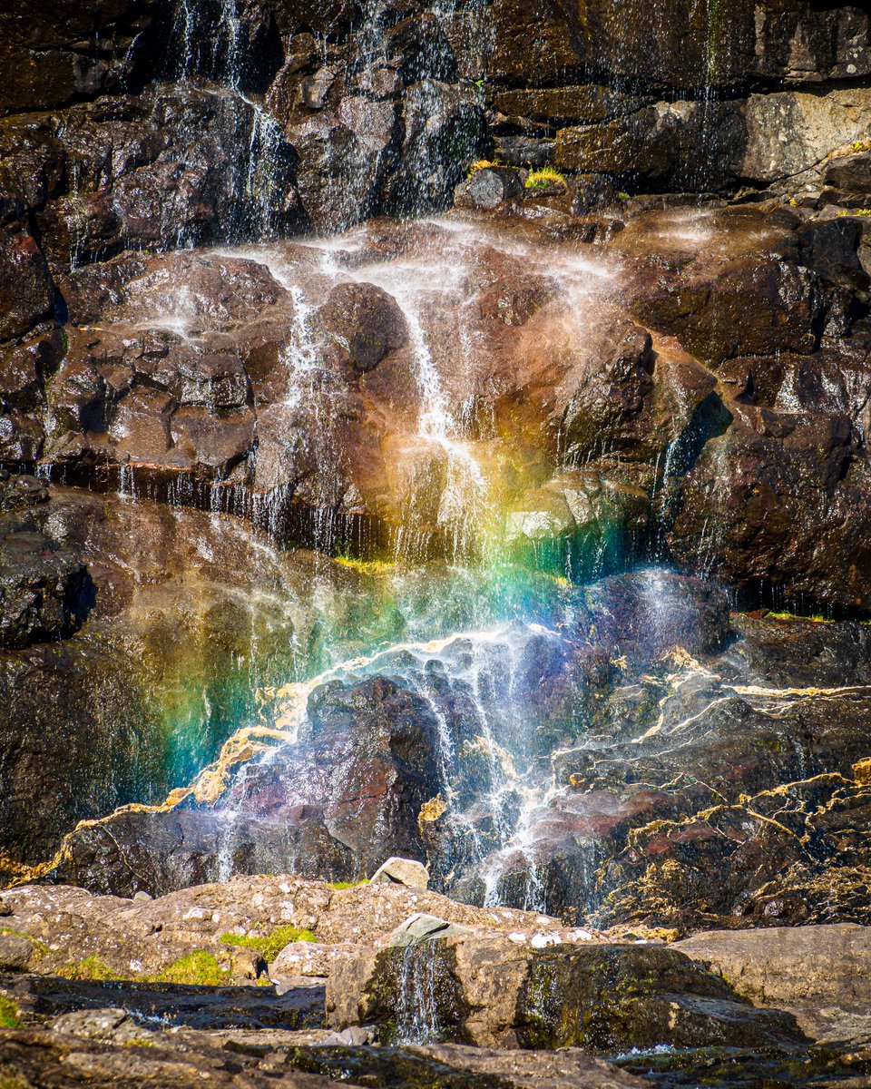 Rainbow colors in a small waterfall in the Faroe Islands 🙂🇫🇴
.
.
#faroeislands #visitfaroeislands #rainbowwaterfall #outdoorphotography #waterfallphotography #føroyar #waterfalllovers