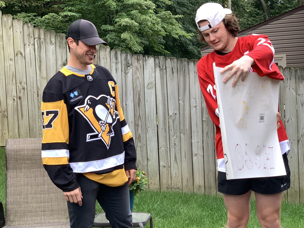 TaylorHaasePGH's tweet photo. Using Sidney Crosby for your homecoming proposal is a massive flex. https://t.co/yHj7192lbP