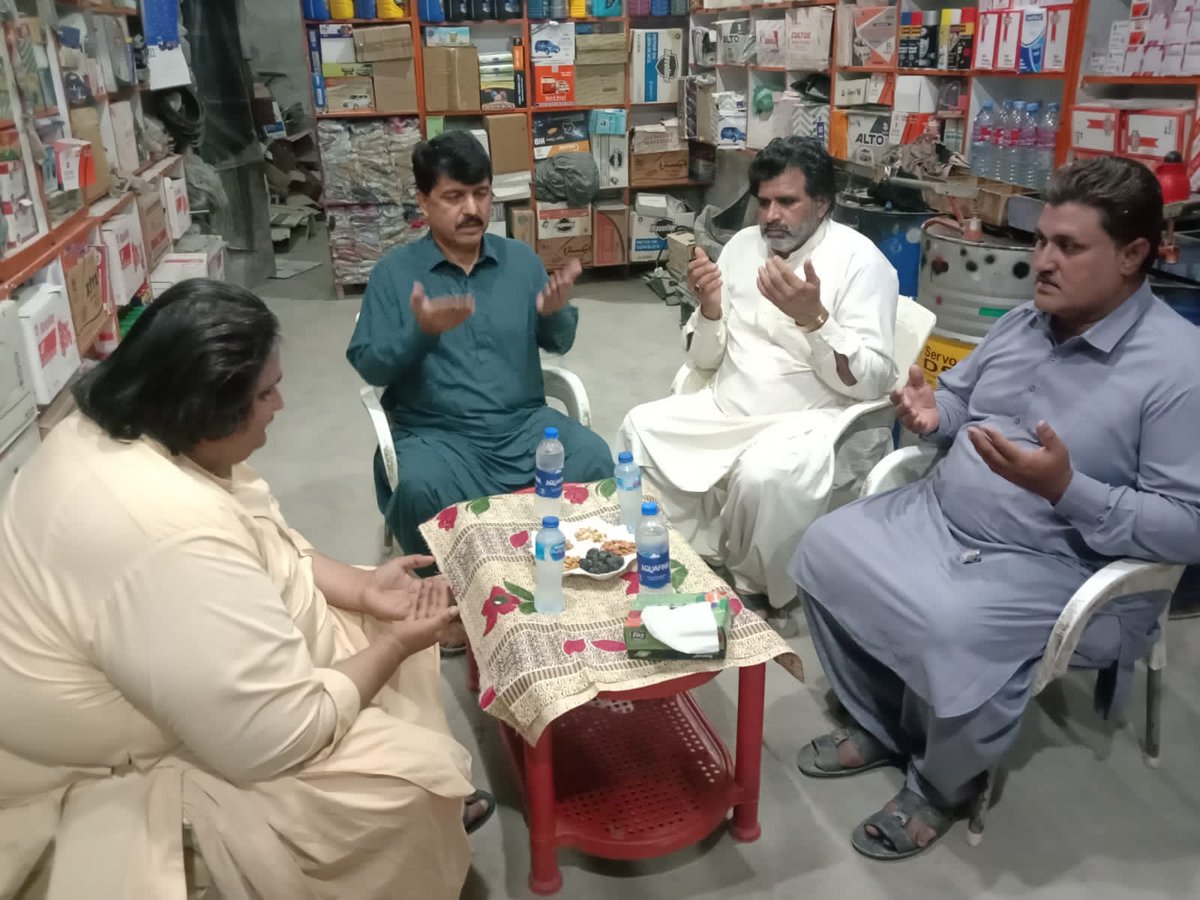 TeamMunwarWasan's tweet photo. رانیپور 
پاکستان پیپلز پارٹی کے رکن سندھ اسمبلی منور علی وسان
نے رانیپور پہنچ کر حاجی محمد اشرف سرکی سے بھائی کے انتقال پر ان سے دعائے تعزیت کی اور گہرے دکھ کا اظہار افسوس کیا

@BBhuttoZardari @BakhtawarBZ @AseefaBZ @PPP_Org @MediaCellPPP @JavedNLaghari @RabNBaloch @SoomroJameel https://t.co/hPP2XICo79