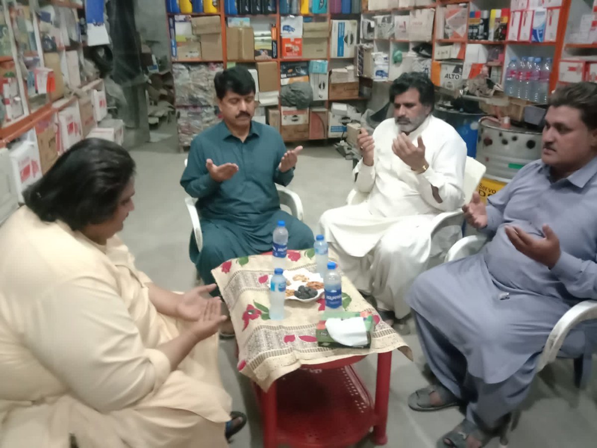 TeamMunwarWasan's tweet photo. رانیپور 
پاکستان پیپلز پارٹی کے رکن سندھ اسمبلی منور علی وسان
نے رانیپور پہنچ کر حاجی محمد اشرف سرکی سے بھائی کے انتقال پر ان سے دعائے تعزیت کی اور گہرے دکھ کا اظہار افسوس کیا

@BBhuttoZardari @BakhtawarBZ @AseefaBZ @PPP_Org @MediaCellPPP @JavedNLaghari @RabNBaloch @SoomroJameel https://t.co/hPP2XICo79