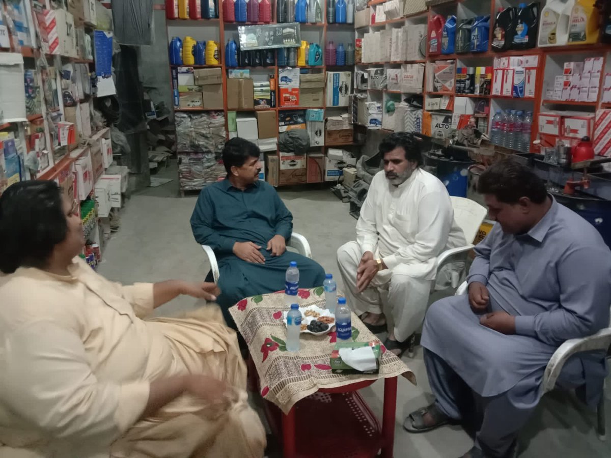 TeamMunwarWasan's tweet photo. رانیپور 
پاکستان پیپلز پارٹی کے رکن سندھ اسمبلی منور علی وسان
نے رانیپور پہنچ کر حاجی محمد اشرف سرکی سے بھائی کے انتقال پر ان سے دعائے تعزیت کی اور گہرے دکھ کا اظہار افسوس کیا

@BBhuttoZardari @BakhtawarBZ @AseefaBZ @PPP_Org @MediaCellPPP @JavedNLaghari @RabNBaloch @SoomroJameel https://t.co/hPP2XICo79