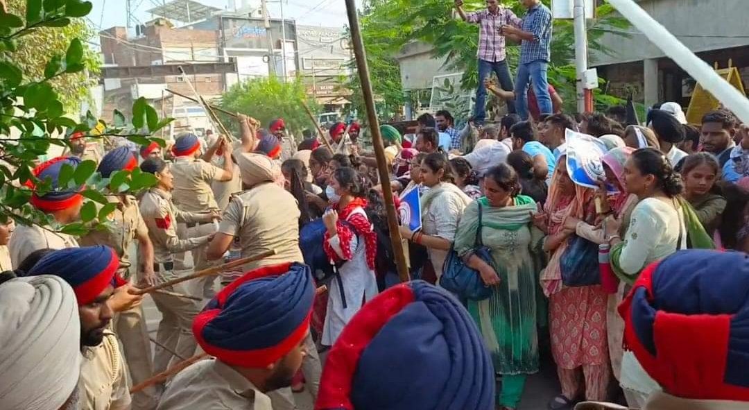 amrasaria's tweet photo. ਚੁਣੇ ਗਏ 1158 ਸਹਾਇਕ ਪ੍ਰੋਫੈਸਰਾਂ ਅਤੇ ਲਾਇਬ੍ਰੇਰੀਅਨਾਂ ਤੇ ਭਗਵੰਤ ਮਾਨ ਦੀ ਸਰਕਾਰ ਵੱਲੋਂ ਲਾਠੀਚਾਰਜ ਅਤੇ ਗ੍ਰਿਫਤਾਰ ਕੀਤਾ ਗਿਆ,ਪੰਜਾਬ ਸਰਕਾਰ ਕਾਰਪੋਰੇਟਾਂ ਦੀ ਦਲਾਲ ਬਣ ਕੇ ਸਰਕਾਰੀ ਉਚੇਰੀ ਸਿੱਖਿਆ ਨੂੰ ਖਤਮ ਕਰਨ ਤੇ ਤੁਲੀ ਹੋਈ ਹੈ। ਇਹ ਬਹੁਤ ਮੰਦਭਾਗੀ ਘਟਨਾਂ ਹੈ,ਸਰਕਾਰ ਦੀ ਇਸ ਸ਼ਰਮਨਾਕ ਹਰਕਤ ਦੀ AISF ਸਖਤ ਸ਼ਬਦਾਂ ਵਿੱਚ ਨਿੰਦਾ ਕਰਦੀ ਹੈ। https://t.co/N79EC8dl81