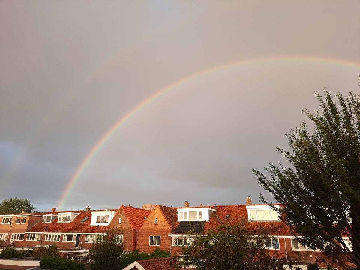 WilmateVelde's tweet photo. Prachtige luchten boven #hoograven #utrecht vandaag! Vanochtend en vanavond, (bijna) 12 uur na elkaar. #herfst #mooi https://t.co/hZR1go8t6B