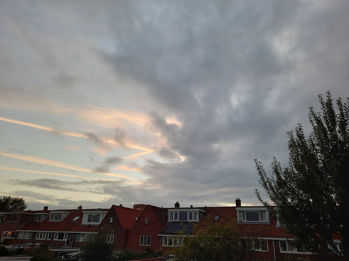 Prachtige luchten boven #hoograven #utrecht vandaag! Vanochtend en vanavond, (bijna) 12 uur na elkaar. #herfst #mooi