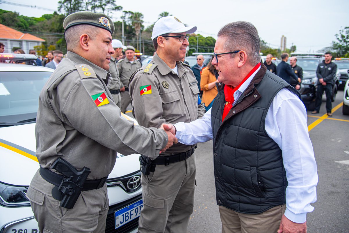 DelegadoRanolfo's tweet photo. Dia de entregas importantes para a Segurança Pública do RS. Entregamos hoje 156 fuzis e 166 viaturas, entre veículos semiblindados para a Brigada Militar e a Polícia Civil, caminhões de combate a incêndio e ambulâncias de resgate para o CBMRS. Serão contemplados 42 municípios. https://t.co/rntBB8ognE