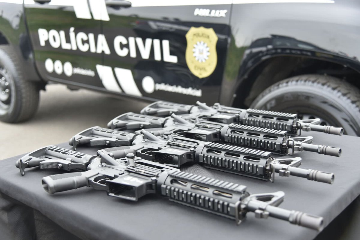 DelegadoRanolfo's tweet photo. Dia de entregas importantes para a Segurança Pública do RS. Entregamos hoje 156 fuzis e 166 viaturas, entre veículos semiblindados para a Brigada Militar e a Polícia Civil, caminhões de combate a incêndio e ambulâncias de resgate para o CBMRS. Serão contemplados 42 municípios. https://t.co/rntBB8ognE