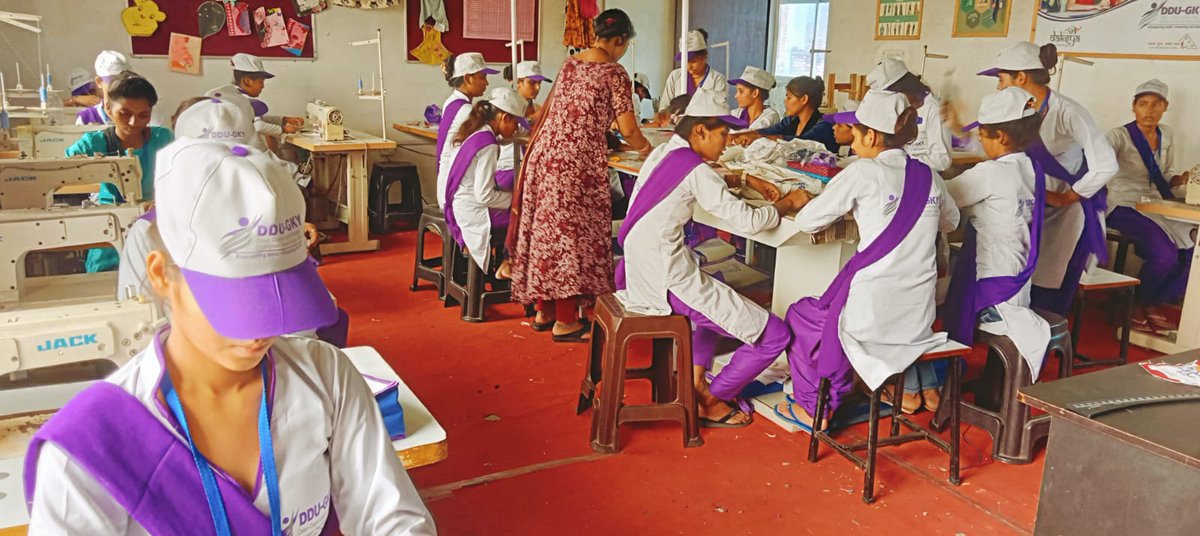 DaksyaAcademy's tweet photo. Daksya Academy, Hapur
Students of Batch 4 at Daksya Academy, Hapur practice stitching sleeves and pockets in the Practical class. #DaksyaAcademy #UPSDM https://t.co/lEme3h1dAR