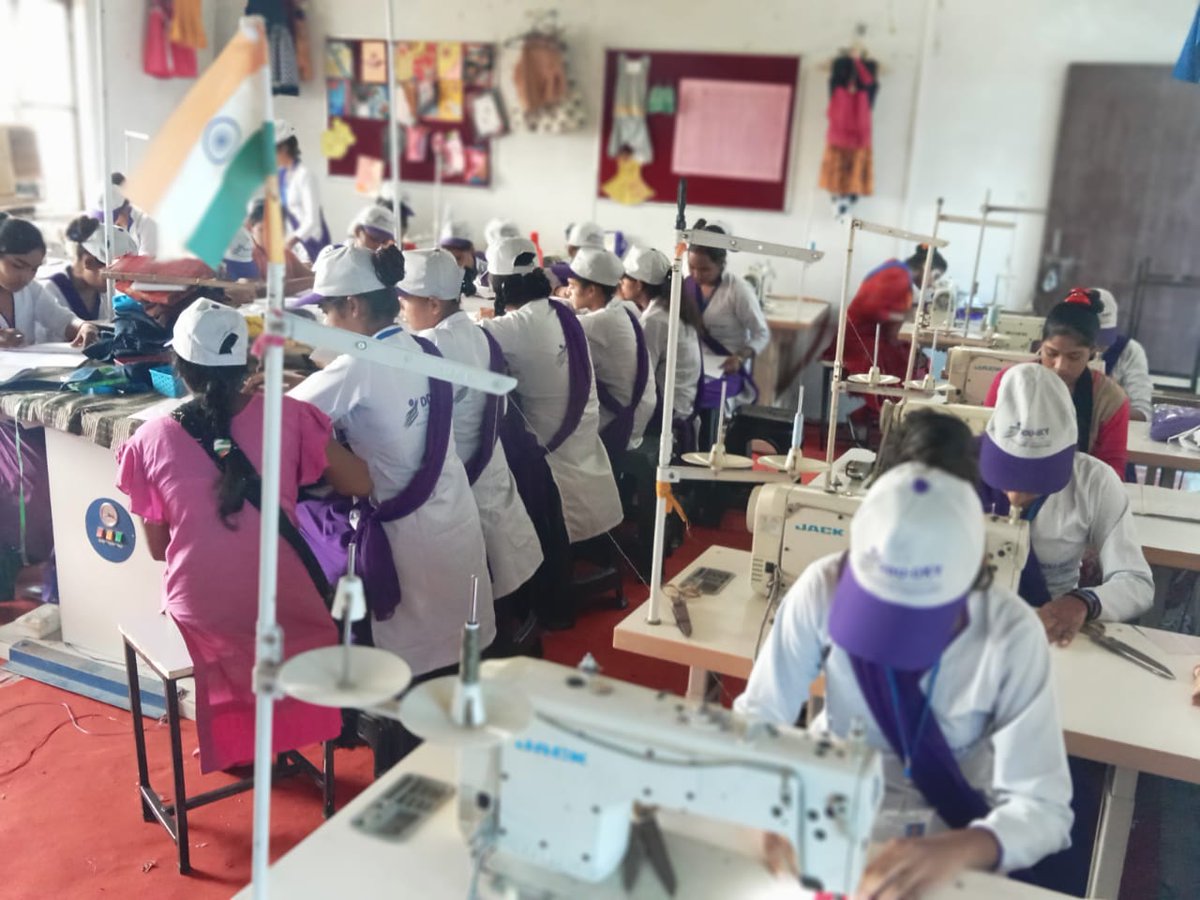 DaksyaAcademy's tweet photo. Daksya Academy, Hapur
Students of Batch 4 at Daksya Academy, Hapur practice stitching sleeves and pockets in the Practical class. #DaksyaAcademy #UPSDM https://t.co/lEme3h1dAR