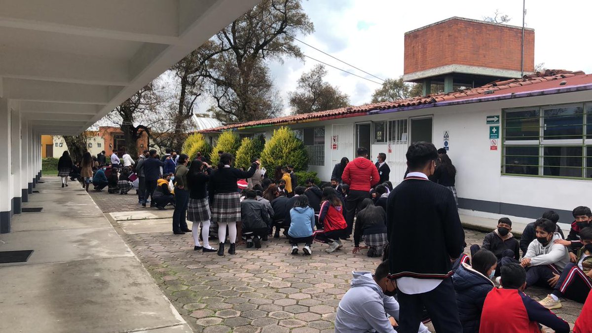 EPO201's tweet photo. Se realiza simulacro de sismo a nivel nacional. Toda la comunidad educativa involucrada en dicha actividad #EPO201 #SimulacroNacional2022 #SimulacroEdomex #AlertaSismica
@pciviledomex @C5Edomex @EPO201 Nuestra participación ayuda a reforzar la cultura de la prevención. https://t.co/nRUs2IfYaV