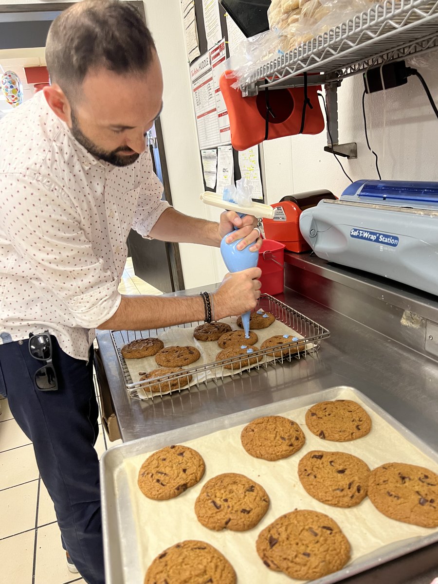kimcalderbank's tweet photo. We kicked off the #SmileCookie campaign in #Oakville today!

This year, 100% of the proceeds in Oakville will be directed to @Food4KidsHalton - providing packages of healthy food for at-risk kids with limited, or no food each weekend. 

#SmileFood4Kids #Smile🍪 #HaltonON https://t.co/TuizsLdKN1