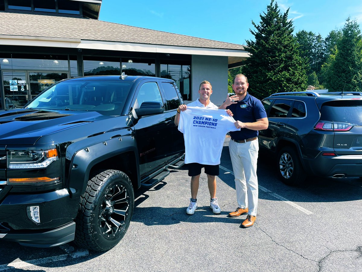 _bjr42's tweet photo. Congrats to my guy and former @FootballForan @UNewHavenFB captain @bretthuber22 on the purchase of his new truck. Brett captained the chargers to a undisputed ‘21 NE-10 title and final top 20 national ranking. #PullinUp2DellaCamLikeRogerGraham https://t.co/Lt8SKcNUX8