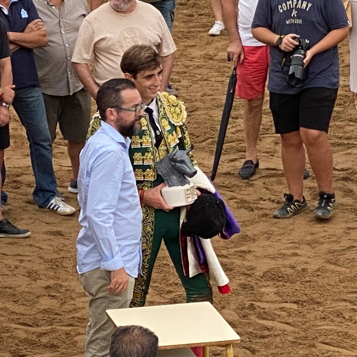 EscuelaETNR's tweet photo. Nuestro alumno de la escuela Pepe Luis Cirugeda ganador de la Oportunidad Taurina del Valle de Alagón. Ha recibido el trofeo y un capote de paseo.¡Enhorabuena Pepe Luis!. https://t.co/k9uA9hLavy