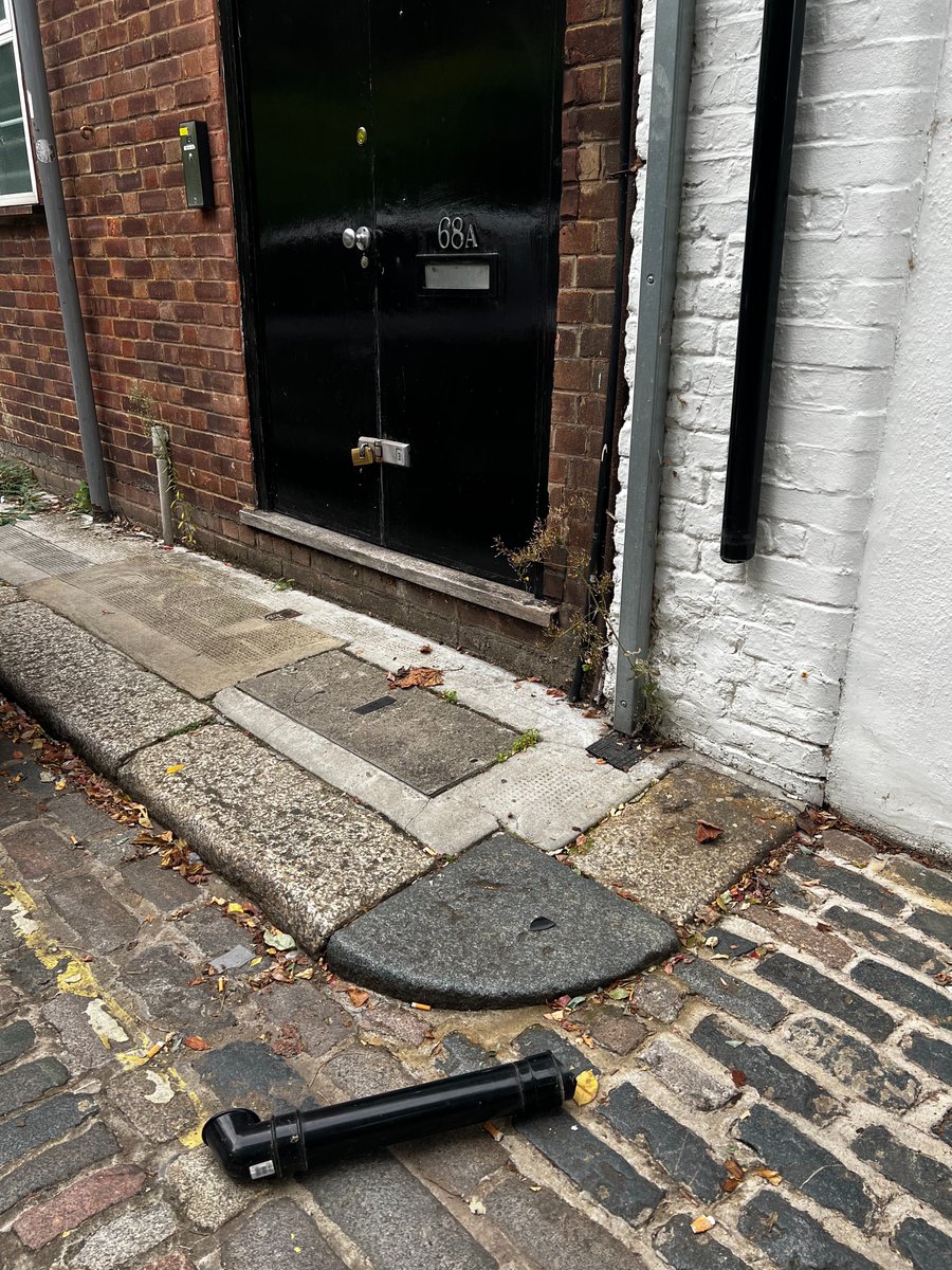 sherminoh's tweet photo. @StolenRide Carrera Subway Junior Hybrid Bike locked to a pipe outside Rochester Place (Camden, the thief broke the pipe!) and stolen today https://t.co/Qn79amRbhy