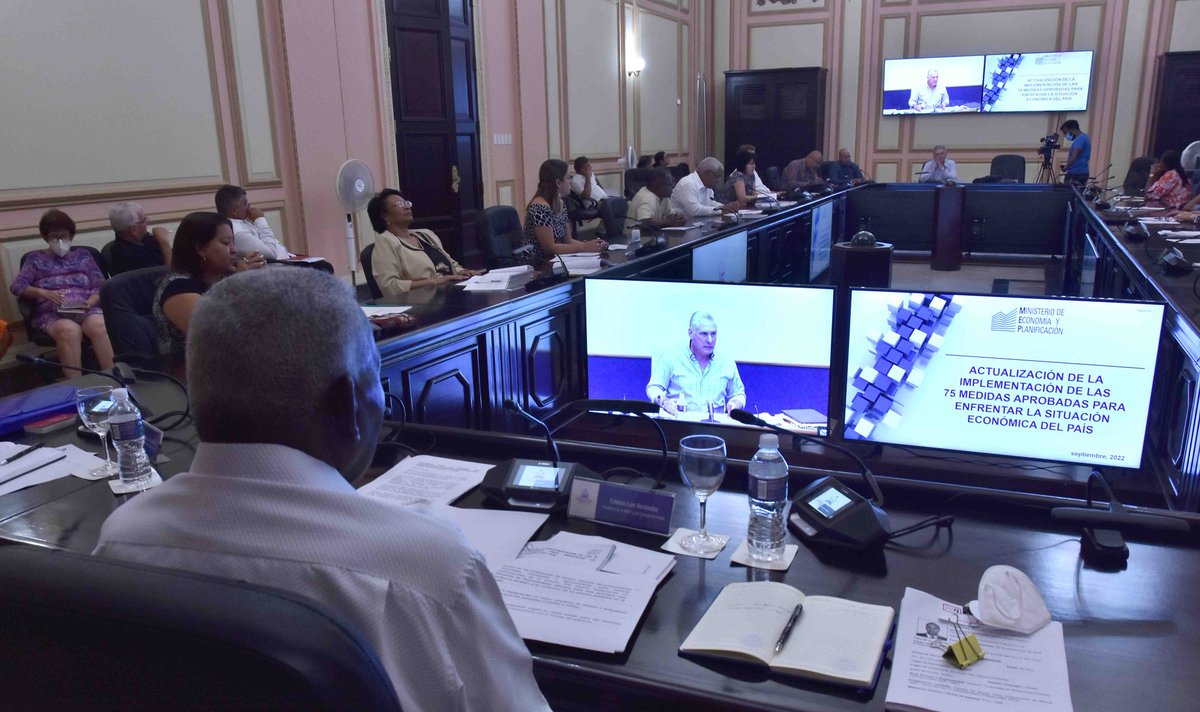 Los miembros del Consejo de Estado analizaron importantes temas de la agenda económico-social del país en la sesión de este lunes encabezada por el Presidente de este órgano, #EstebanLazo, y con la participación de <a href="/DiazCanelB/">Miguel Díaz-Canel Bermúdez</a> y <a href="/MMarreroCruz/">Manuel Marrero Cruz</a> 

#PoderPopular