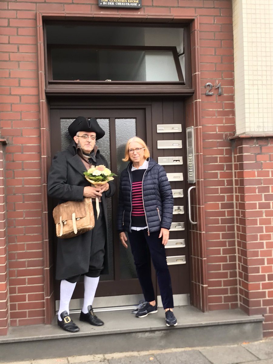 #Goethe in Duisburg. 
Seit gestern hängt hier eine neue Gedenktafel, die an seinen Besuch 1792 erinnert. 

Stefan Victor, Initiator, und Brigitte Fontein, Eigentümerin. 
Der ideelle Wert des Hauses steigt und steigt seither…