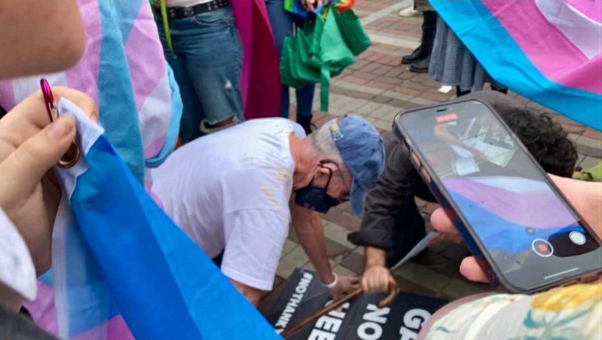 1970年にプライドマーチを創設したゲイの権利活動のパイオニアであるフレッド・サージャント、トランス活動家から物理的、精神的両面での暴力を受ける。「トランス差別に反対します」と念仏のように唱えてる人こそこの事態を無視しないで欲しい 