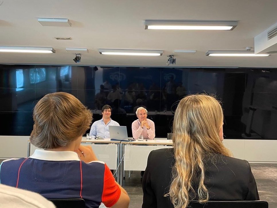 nngg_latina's tweet photo. Hemos acudido al primer #FormemosNNGG del nuevo curso político. En esta ocasión conversamos con @joseareilza, Profesor de @ESADE y Secretario General de @AspenInstitute en España. Agradecemos la labor del Responsable Nacional de Formación @alfieacr99 de @NNGG_Es #Formemos https://t.co/sofaY4GoPJ