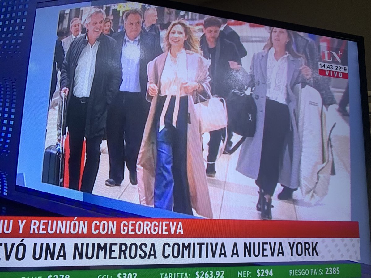MdqNormy's tweet photo. Viajaron en un vuelo privado completo, una comitiva d 50 personas . En tiempo d austeridad, hay necesidad d esto???? En tiempos d pobreza donde los jubilados dejamos d cenar, hay necesidad d esto ??? Pq fue Fiambrola y su valet?? VÁYANSE A LA RPMQLP TODOS LOS KIRCHNERISTAS
#RT__ https://t.co/K4cw0cFTzi