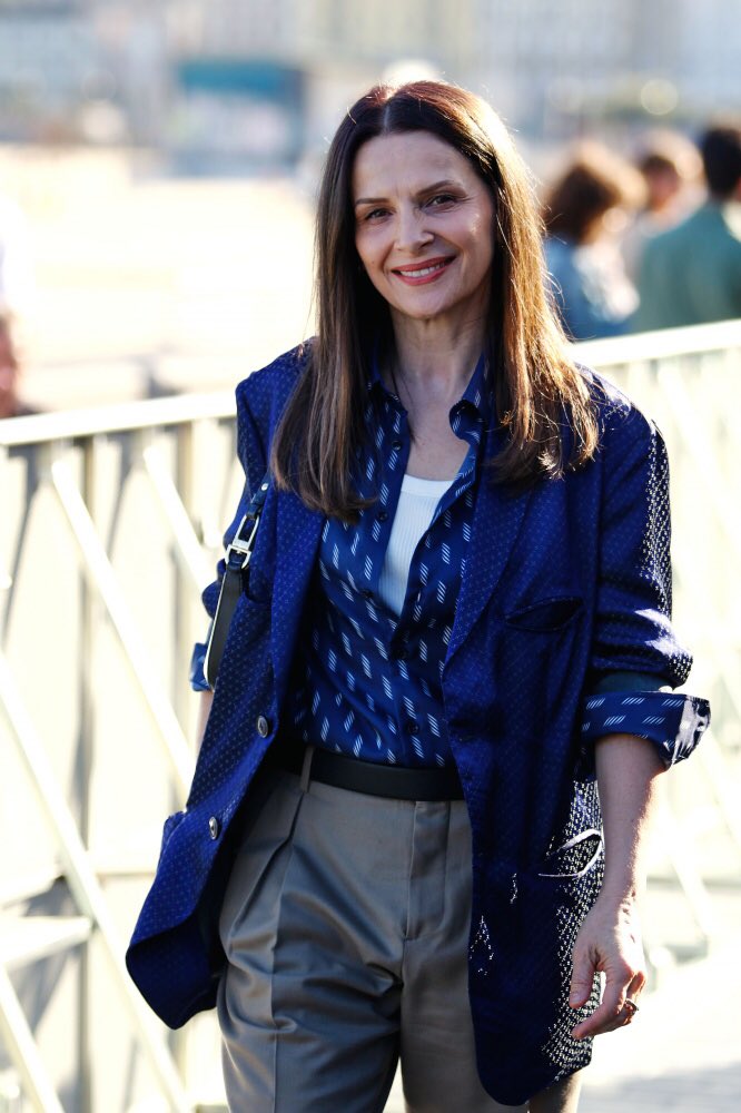 binochedaily's tweet photo. Juliette Binoche at the Photocall for ‘Le Lycée” at the San Sebastián Film Festival, September 19, 2022 #70SSIFF https://t.co/6pZwWWjKLV