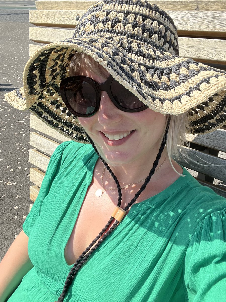 PostvanFenna's tweet photo. Ik ben Fenna, 36 jaar oud, trotse eigenaar van een kat en ik heb een passie voor wetenschapscommunicatie. Ik probeer zo mensen te helpen. Als 1e mezelf. Daarom ben ik gevaccineerd. Dat gezeur over uitsluiting van wappen moet maar eens ophouden. Je had een keuze! #WappenMoetenWeg https://t.co/ad49bNs1ov