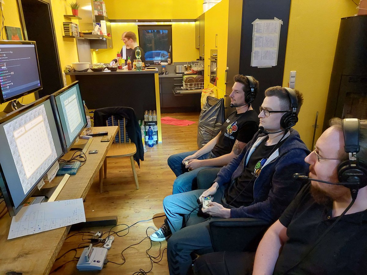 GlitchPerfectDE's tweet photo. In der Küche wird gekocht und parallel dazu liefern sich @Traviktox und @flex_laser ein hartes Gefecht in der Ahnenhöhle von Lufia II. https://t.co/vQ2moLUgQu